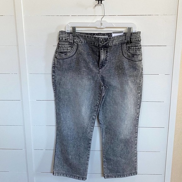 Chico’s Ultimate‎ Fit Platinum Denim Alkaline Wash Crop size 1.5 Women’s sz 10 - Picture 2 of 7